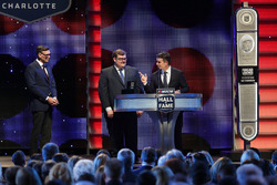 Jeff Gordon hace ingresar a Ray Evernham al Salón de la Fama de NASCAR.