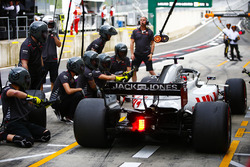 Romain Grosjean, Haas F1 Team VF-18, antrenmanlarda pit alanında