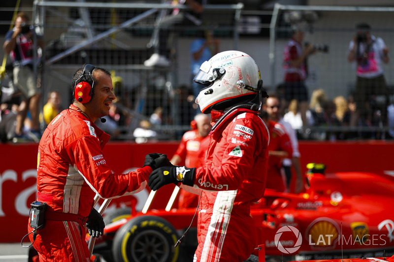 Sebastian Vettel, Ferrari, riceve le congratulazioni per il terzo posto