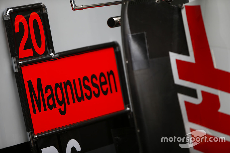 Papan pit Kevin Magnussen, Haas F1 Team VF-18