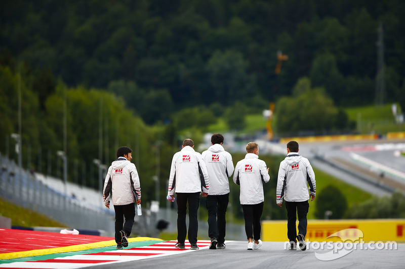 Kevin Magnussen, Haas F1 Team, walks the circuit with colleagues