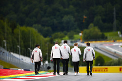 Kevin Magnussen, Haas F1 Team, parcourt la piste à pied avec son équipe