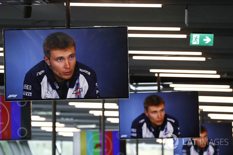 Los monitores en el centro de medios muestran imágenes de Sergey Sirotkin, Williams Racing