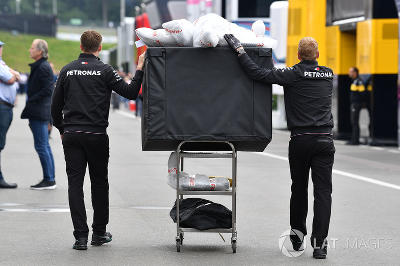 Des mécaniciens Mercedes AMG F1 transporte du matériel Mercedes-AMG F1 W09