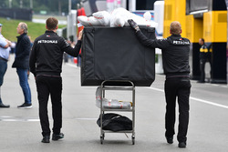 Des mécaniciens Mercedes AMG F1 transporte du matériel Mercedes-AMG F1 W09