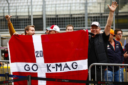 Dei tifosi mostrano il loro supporto a Kevin Magnussen, Haas F1 Team