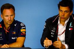 Christian Horner, Teambaas Red Bull Racing, en Toto Wolff, Executive Director (Business), Mercedes AMG, in de persconferentie
