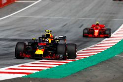 Max Verstappen, Red Bull Racing RB14, Kimi Raikkonen, Ferrari SF71H