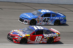Kyle Busch, Joe Gibbs Racing, Toyota Camry Skittles Red White & Blue, Kyle Larson, Chip Ganassi Racing, Chevrolet Camaro Credit One Bank