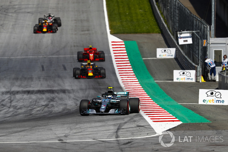 Bottas fez a pole no GP da Áustria, mas perdeu a ponta na largada. Ainda na primeira volta, conseguiu ganhar posições até ficar em segundo