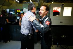 Guenther Steiner, Team Principal, Haas F1 y un ingeniero de Haas F1 celebran el mejor resultado del equipo hasta la fecha