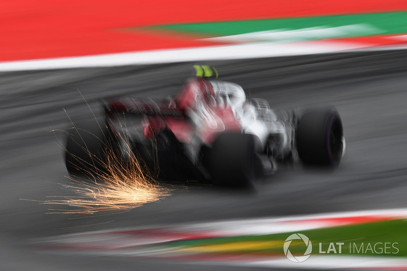 Charles Leclerc, Sauber C37 fait des étincelles