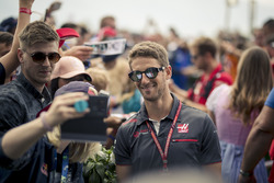 Romain Grosjean, Haas F1 prend un selfie avec des fans