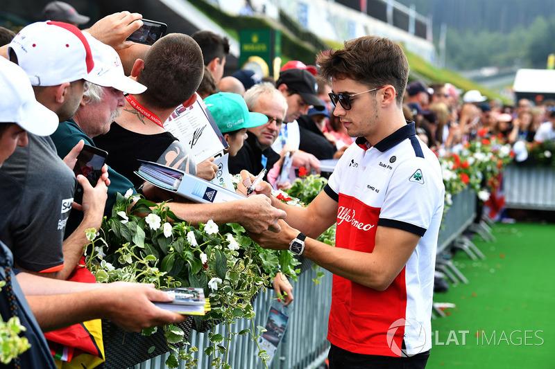 Charles Leclerc, Sauber signe des autographes pour les fans