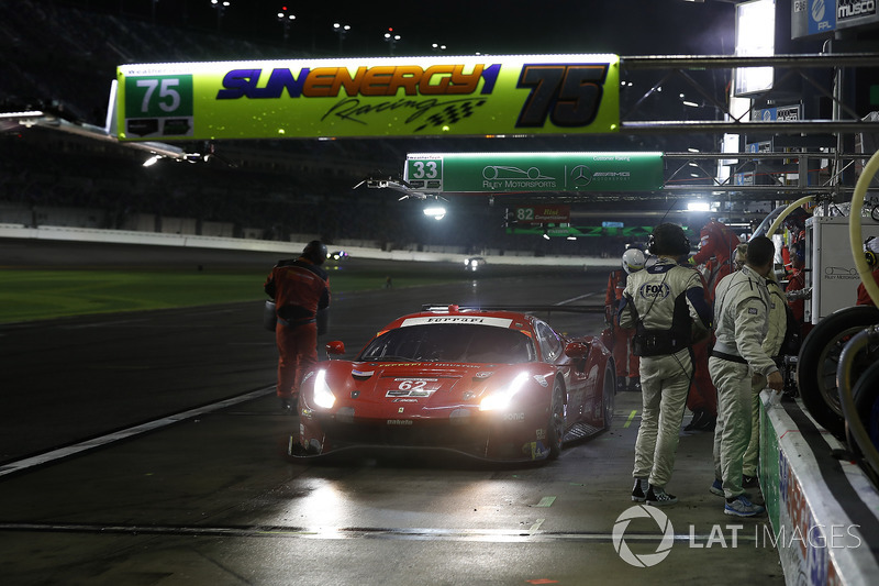 #62 Risi Competizione Ferrari 488 GTE, GTLM: Alessandro Pier Guidi, Toni Vilander, James Calado, Davide Rigon, pit stop