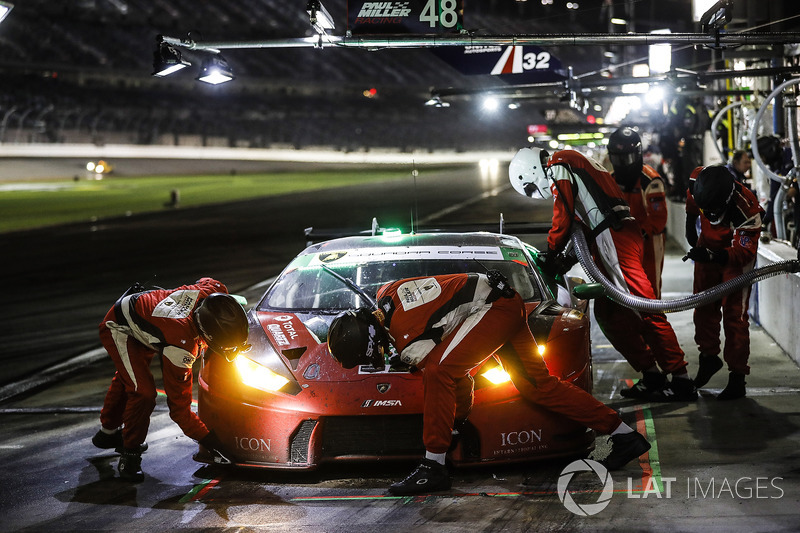 #48 Paul Miller Racing Lamborghini Huracan GT3, GTD: Madison Snow, Bryan Sellers, Andrea Caldarelli, Bryce Miller, pit stop