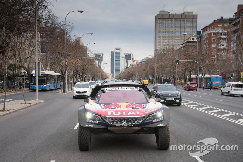 Carlos Sainz, Lucas Cruz, Peugeot Sport nelle strade di Madrid