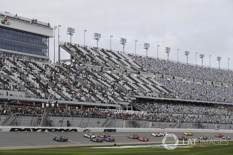 Arrancada: #10 Wayne Taylor Racing Cadillac DPi, P: Renger van der Zande, Jordan Taylor, Ryan Hunter-Reay líder