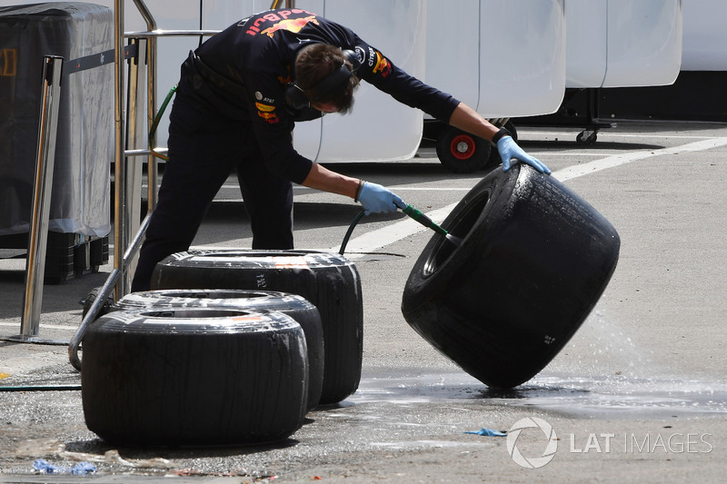 Red Bull Racing mecánico lava los neumáticos Pirelli