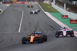 Fernando Alonso, McLaren MCL33, Esteban Ocon, Force India VJM11