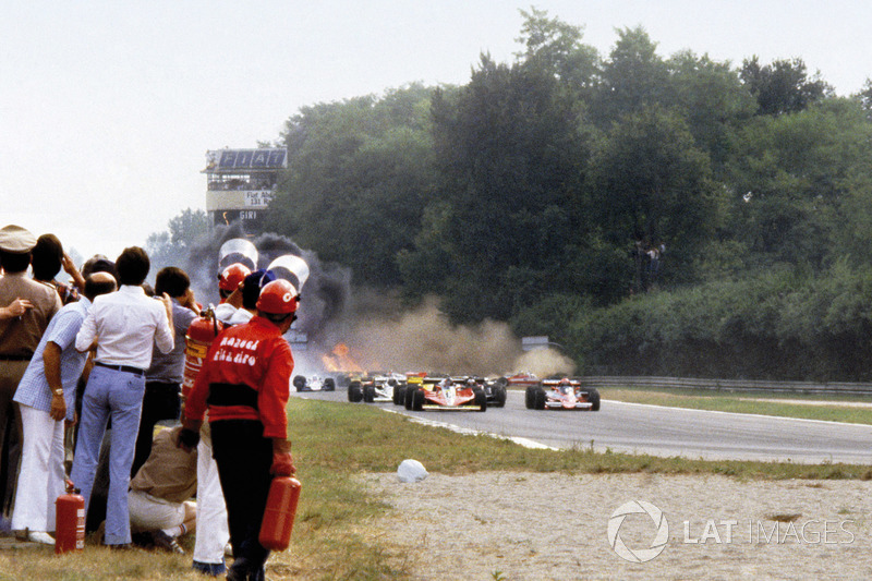 Accidente múltiple que cobró la vida de Ronnie Peterson, Lotus 78-Ford al inicio