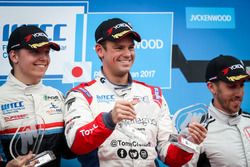 Podium: Race winner Tom Chilton, Sébastien Loeb Racing, Citroën C-Elysée WTCC, second place Yann Ehr