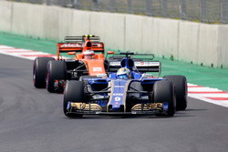 Marcus Ericsson, Sauber C36, Stoffel Vandoorne, McLaren MCL32, Romain Grosjean, Haas F1 Team VF-17