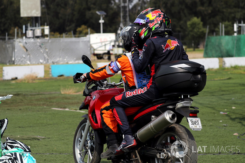 Race retiree Brendon Hartley, Scuderia Toro Rosso gets a ride with a Marshal on a motorbike after retiring with engine failure