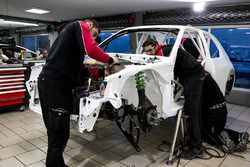 La Peugeot 306 Maxi en phase d'assemblage dans les ateliers du Sébastien Loeb Racing