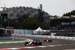 Sergio Perez, Sahara Force India F1 VJM10, Kimi Raikkonen, Ferrari SF70H