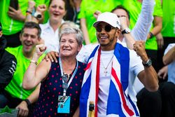 Campeón del mundo 2017 Lewis Hamilton, Mercedes AMG F1 celebra con su madre Carmen Lockhart