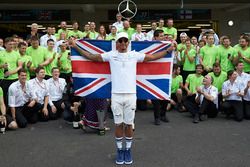 Wereldkampioen 2017 Lewis Hamilton, Mercedes AMG F1 viert met moeder Carmen Lockhart en het team