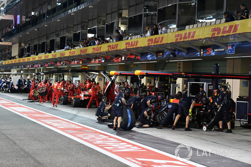 Daniel Ricciardo, Red Bull Racing RB13 pit stop