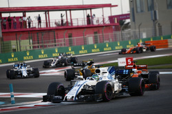 Felipe Massa, Williams FW40, Fernando Alonso, McLaren MCL32, Carlos Sainz Jr.., Renault Sport F1 Tea