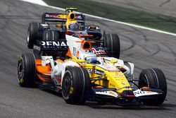 Fernando Alonso, Renault F1 Team R28 y David Coulthard, Red Bull Racing RB4