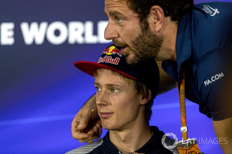 Brendon Hartley, Scuderia Toro Rosso e Matteo Bonciani, Delegato Media FIA nella conferenza stampa