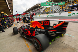 Max Verstappen, Red Bull Racing RB13, prova un pit stop