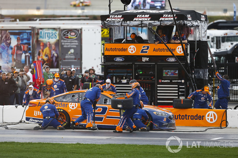 Brad Keselowski, Team Penske, Autotrader Ford Fusion pit stop