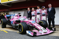Andrew Green, director técnico de Sahara Force India F1, Nikita Mazepin, Sahara Force India F1, Esteban Ocon, Sahara Force India F1, Sergio Perez, Sahara Force India y Otmar Szafnauer, COO de Sahara Force India Formula One Team