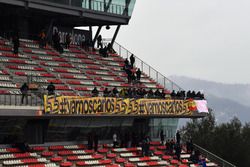 Des fans avec une bannière Carlos Sainz