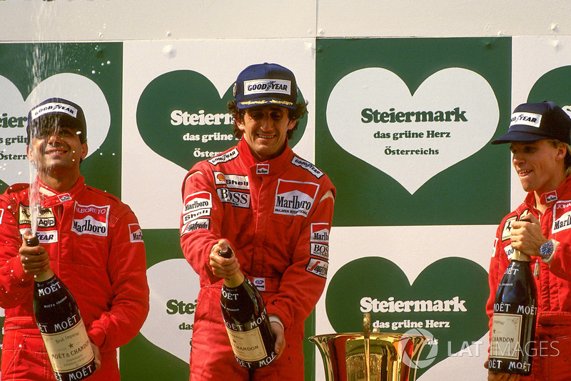 Podio: ganador de la carrera Alain Prost, McLaren, segundo lugar Michele Alboreto, Ferrari,tercer lu