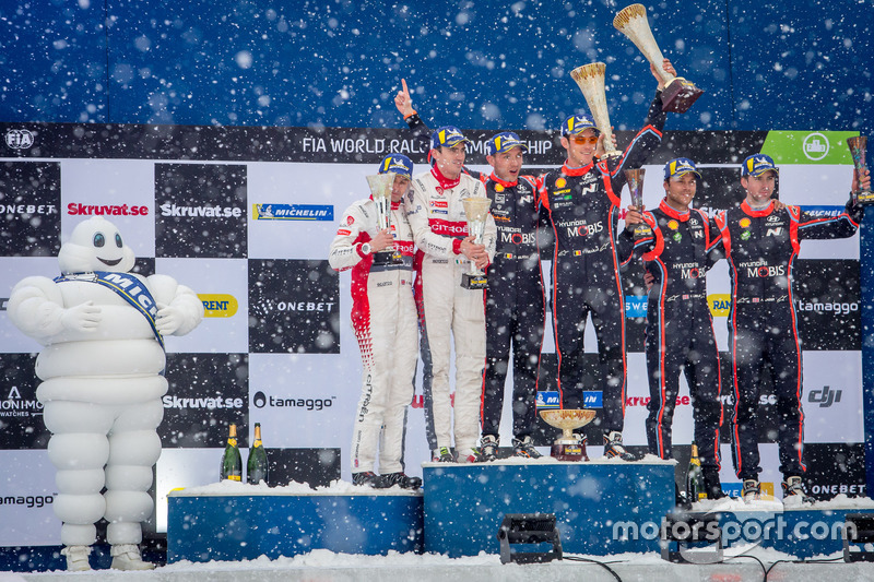 Podium: winners Thierry Neuville, Nicolas Gilsoul, Hyundai Motorsport, second place Craig Breen, Sco