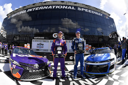 Il poleman Alex Bowman, Hendrick Motorsports, Nationwide Chevrolet Camaro, il secondo qualificato Denny Hamlin, Joe Gibbs Racing, FedEx Express Toyota Camry