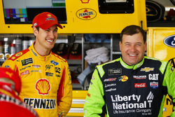 Joey Logano, Team Penske Ford Fusion y Ryan Newman, Richard Childress Racing Chevrolet Camaro