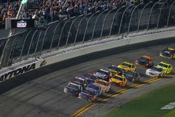 Denny Hamlin, Joe Gibbs Racing Toyota e Aric Almirola, Stewart-Haas Racing Ford Fusion