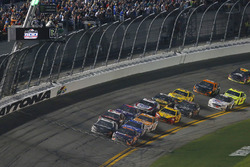 Denny Hamlin, Joe Gibbs Racing Toyota e Aric Almirola, Stewart-Haas Racing Ford Fusion