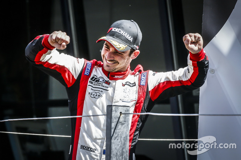 Podio: il vincitore della gara Aurélien Comte, DG Sport Competition Peugeot 308TCR