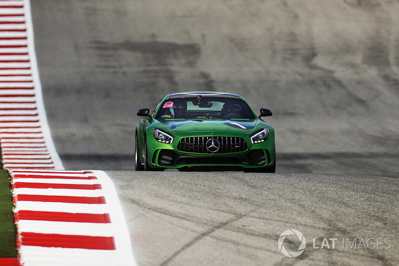Lewis Hamilton, Mercedes AMG F1, conduce el Mercedes SLS en el circuito con Usain Bolt