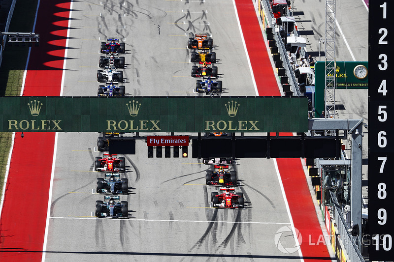 Lewis Hamilton, Mercedes AMG F1 W08, Sebastian Vettel, Ferrari SF70H, in lotta alla partenza della gara
