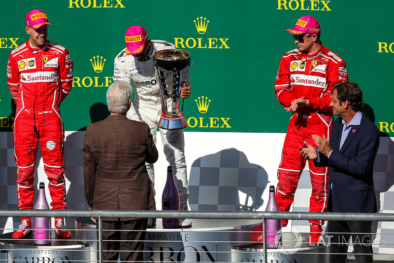 Il vincitore della gara Lewis Hamilton, Mercedes AMG F1 festeggia sul podio con l'ex Presidente degli Stati Uniti Bill Clinton e il trofeo, accanto al secondo classificato Sebastian Vettel, Ferrari, James Allison, Direttore Tecnico Mercedes e il terzo clas